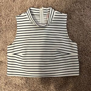Black&White mock crop top
Medium 
Zips up in back
